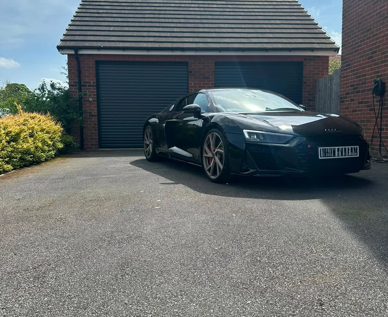 Anthracite garage door and driveway